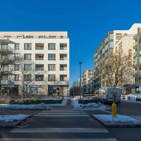 Spacious Near The Airport Parking & Remote Working By Renters Apartmán