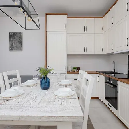 Spacious Near The Airport Parking & Remote Working By Renters وارسو