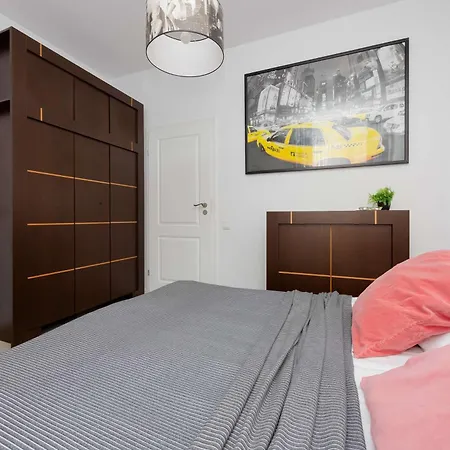 Spacious Near The Airport Parking & Remote Working By Renters