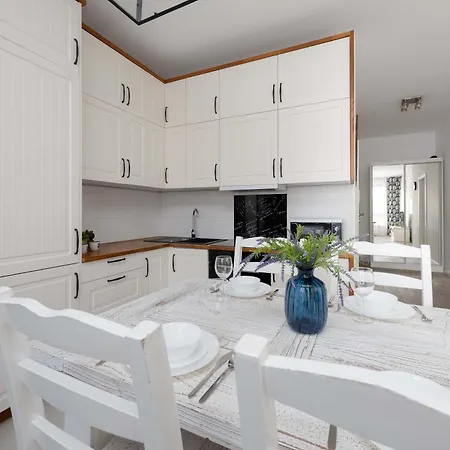 Spacious Near The Airport Parking & Remote Working By Renters شقة