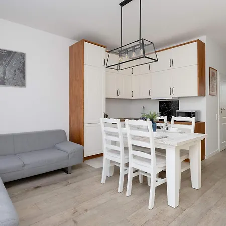 Spacious Near The Airport Parking & Remote Working By Renters شقة وارسو