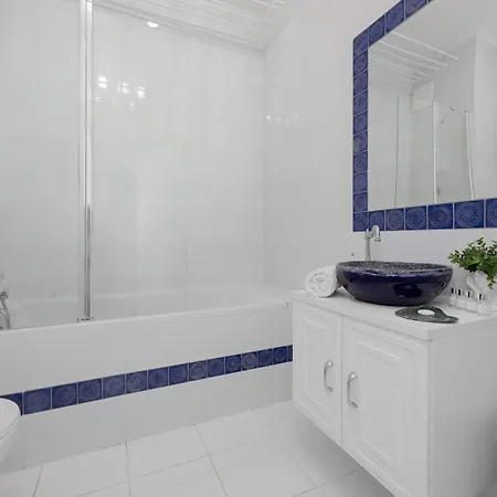Spacious Near The Airport Parking & Remote Working By Renters شقة