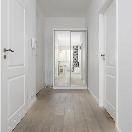 Spacious Near The Airport Parking & Remote Working By Renters شقة