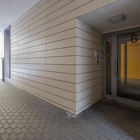 Spacious Near The Airport Parking & Remote Working By Renters وارسو