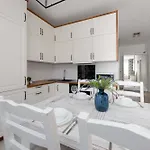 Spacious Near The Airport Parking & Remote Working By Renters Apartment