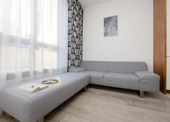 Spacious Near The Airport Parking & Remote Working By Renters Lägenhet *