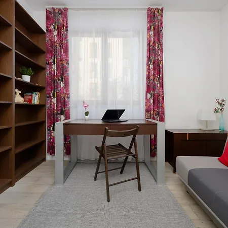 Spacious Near The Airport Parking & Remote Working By Renters *