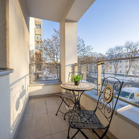 Apartman Spacious Near The Airport Parking & Remote Working By Renters