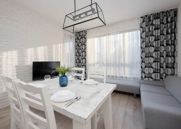 Spacious Near The Airport Parking & Remote Working By Renters شقة