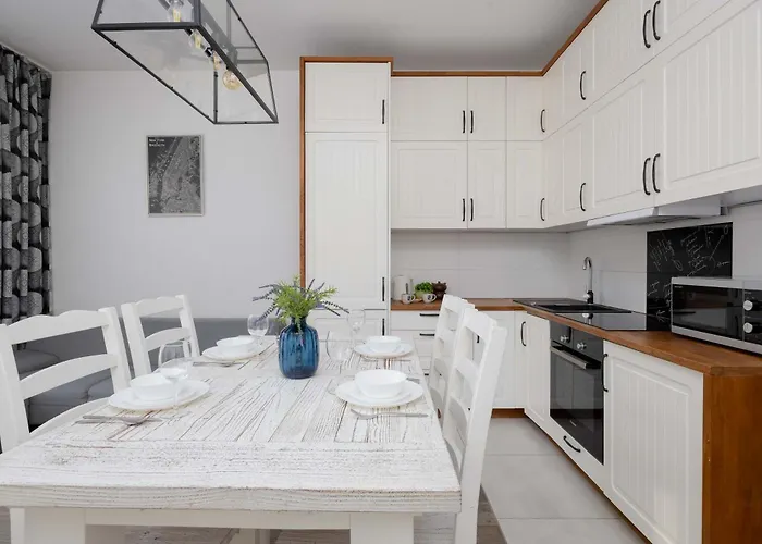 Spacious Near The Airport Parking & Remote Working By Renters Varşova