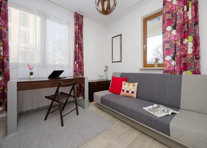 Spacious Near The Airport Parking & Remote Working By Renters Daire Varşova